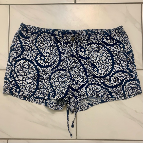 GAP Pants - • [GAP] Blue & White Floral Shorts •